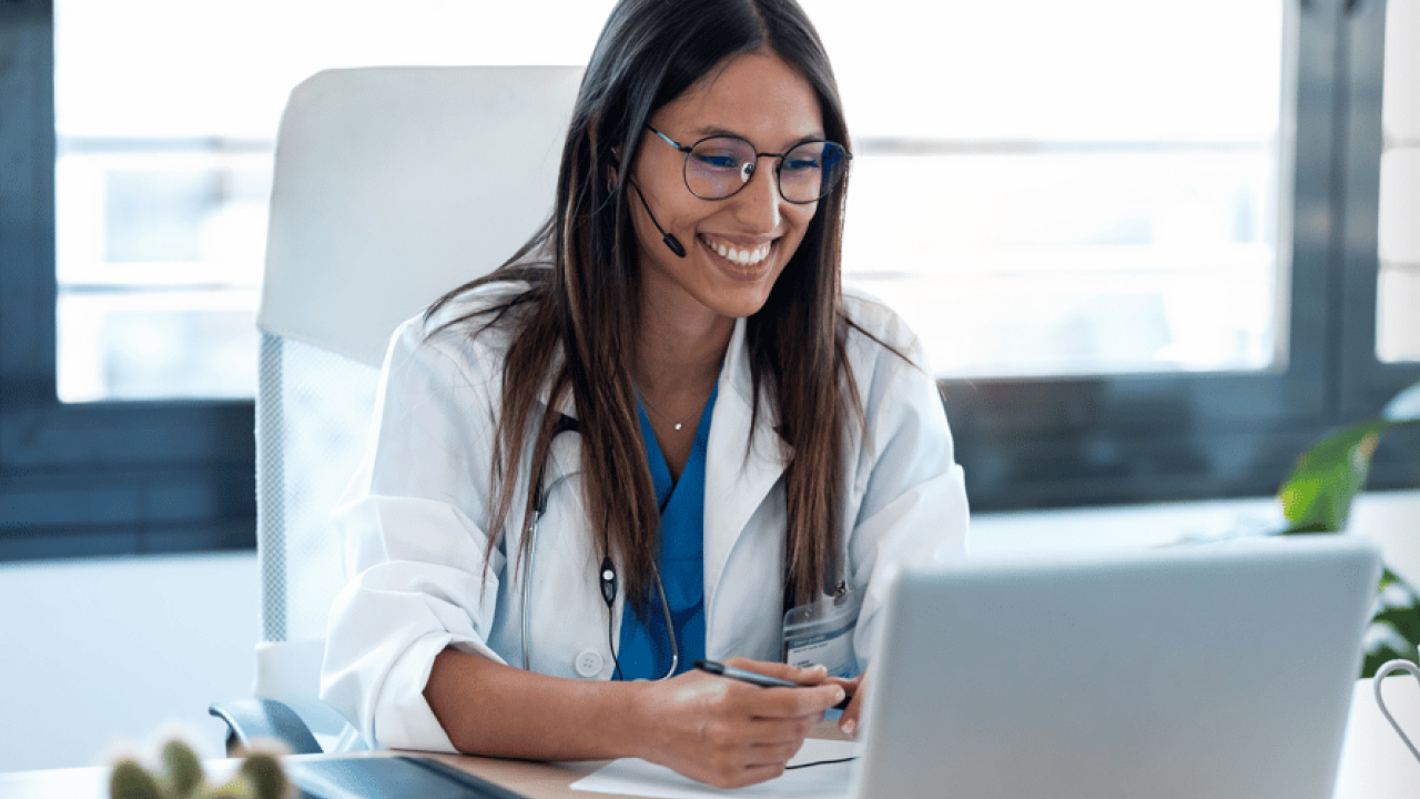 a Medical Virtual Receptionist talking to patients online