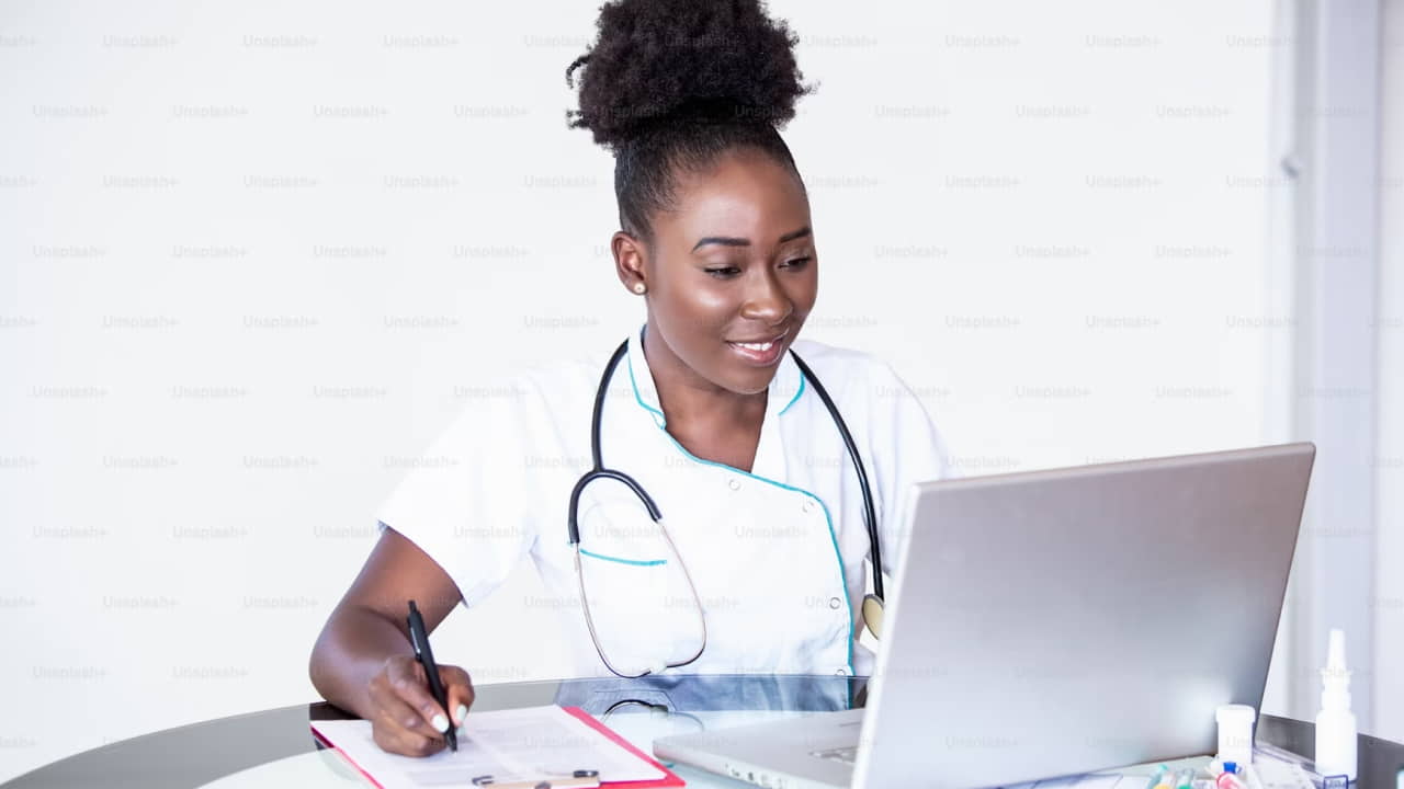 virtual medical receptionist is on the call with a patient