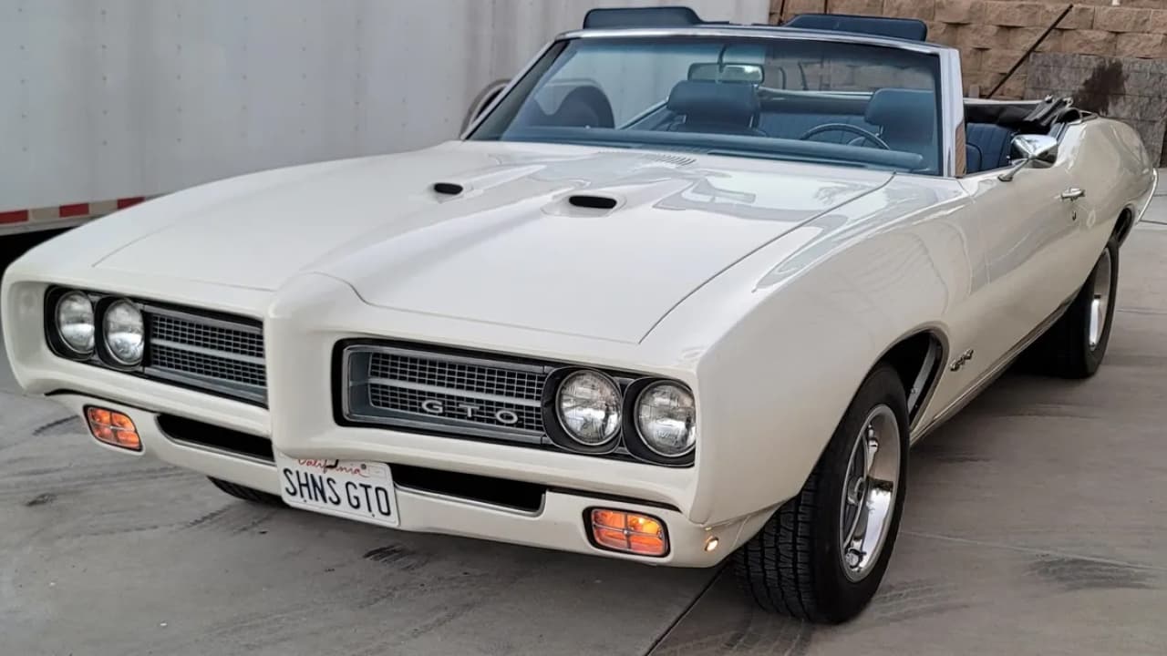 A zoomed-in front image of Pontiac GTO Convertible