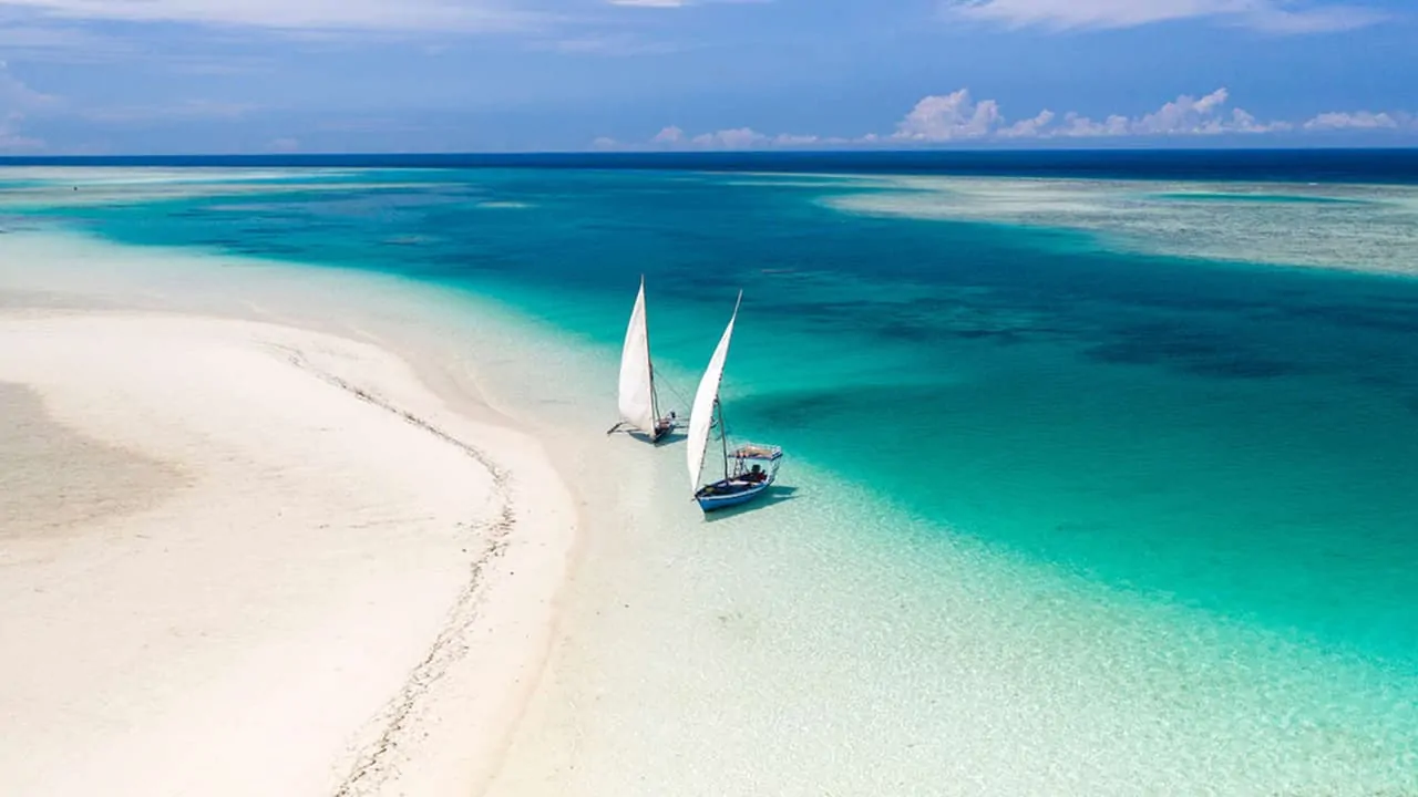 Two boats are standing in the middle of the African islands to honeymoon